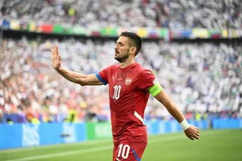 الوحدة الإماراتي يعلن تعاقده مع دوشان تاديتش في صفقة انتقال حر  